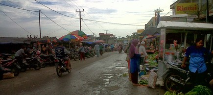Suasana di Pasar Singkut belum lama ini.